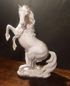 IMPONENTE CAVALLO BIANCO RAMPANTE IN FINE CERAMICA SMALTATA   (New Entry)